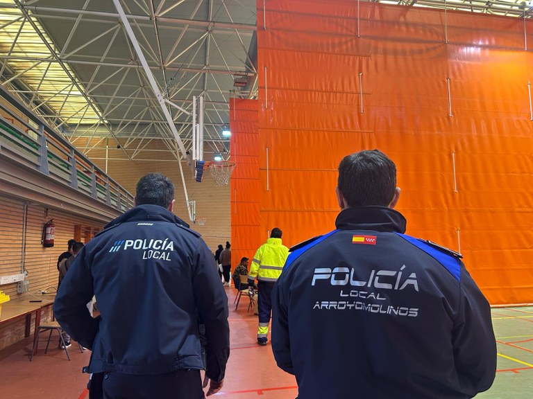 Arroyomolinos acoge en un polideportivo municipal a las familias desalojadas por la crecida del río Guadarrama