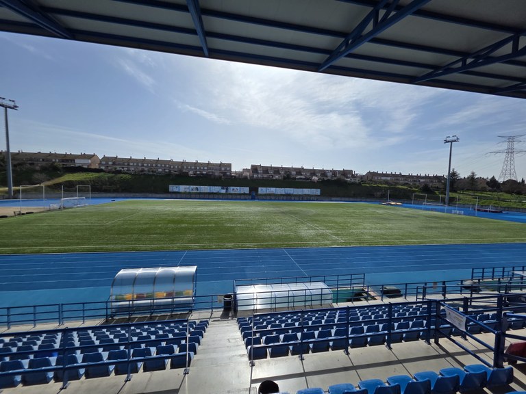 Arroyomolinos formaliza el contrato para modernizar la iluminación de los campos de fútbol y planifica su instalación