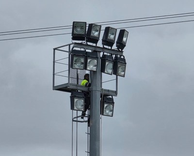 Arroyomolinos inicia los trabajos para renovar la iluminación de sus campos de fútbol