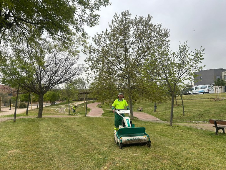 Arroyomolinos intensifica su campaña de desbroce en parcelas y espacios públicos