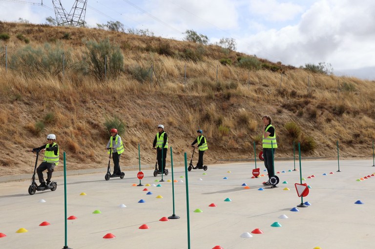 Arroyomolinos organiza una jornada formativa de acceso libre para aprender a usar el patinete eléctrico