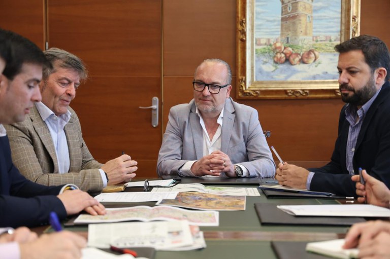 Arroyomolinos planifica con Red Eléctrica iniciar en verano el desvío de las líneas de alta tensión 