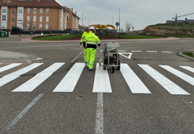 Arroyomolinos refuerza la seguridad vial en entornos escolares al renovar la señalización horizontal 