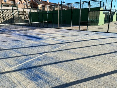 Arroyomolinos renueva la pista de pádel de cristal del polideportivo de Los Mosquitos