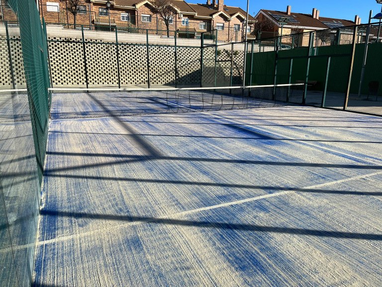 Arroyomolinos renueva la pista de pádel de cristal del polideportivo de Los Mosquitos