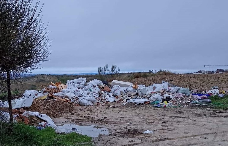 La Policía Local identifica a un hombre que estaba tirando escombros en el Camino de la Marquesa