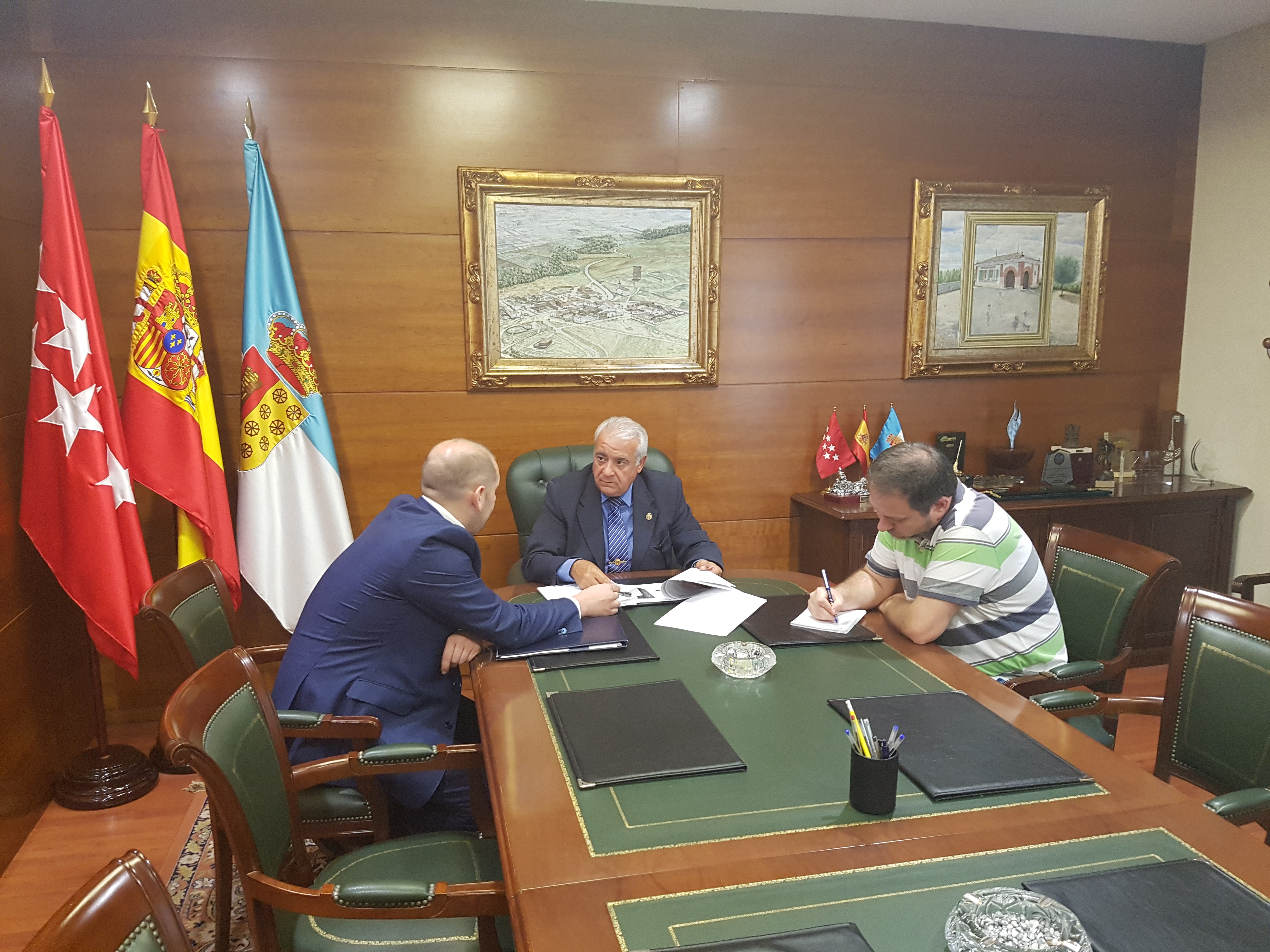 El Alcalde, D. Carlos Ruipérez, junto al Concejal de Comunicación, D. José Manuel Artés, y el represetante de Correos, durante la firma del acuerdo.