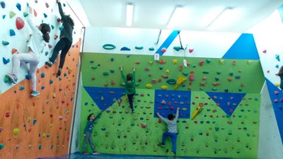 Arroyomolinos cuenta con una nueva sala indoor de escalada en La Dehesa