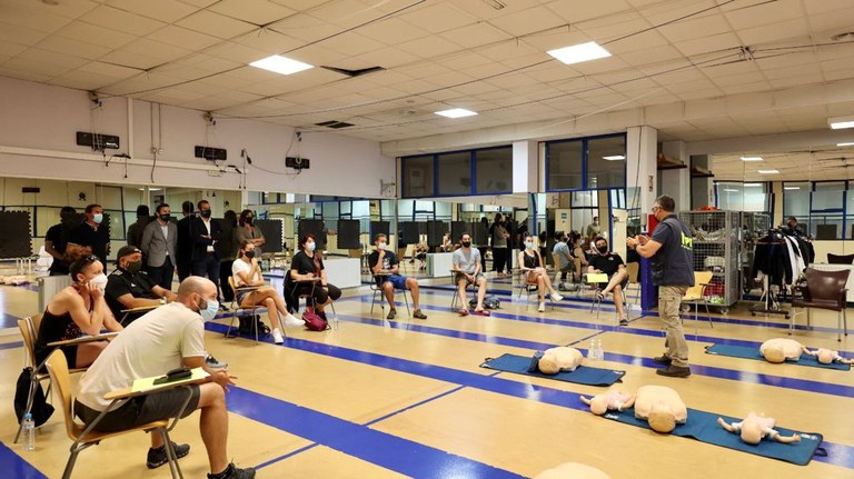 El Ayuntamiento de Arroyomolinos da formación en primeros auxilios y uso de los desfibriladores a 100 monitores de las escuelas deportivas municipales