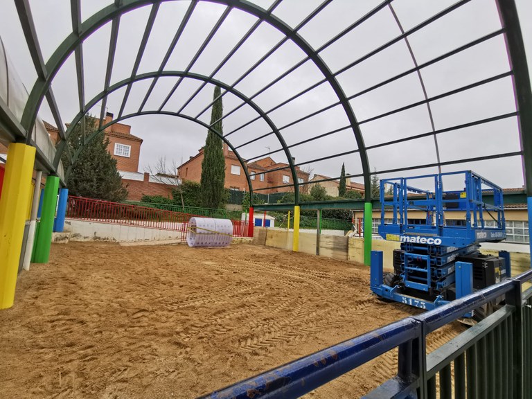 El Ayuntamiento de Arroyomolinos sustituirá las cubiertas y remodelará el patio de los alumnos de Infantil del CEIP El Torreón 