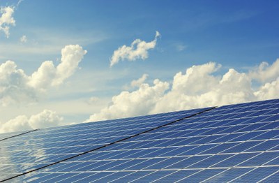 El Pleno ha aprobado hoy una modificación de la Ordenanza del IBI. Se podrá acceder a bonificaciones de hasta el 20%, con un máximo de 200 euros, por la instalación de paneles solares. Además, siguiendo la recomendación de la Comunidad de Madrid, el Consistorio elimina el coste de la licencia para la realización de estas obras. 
