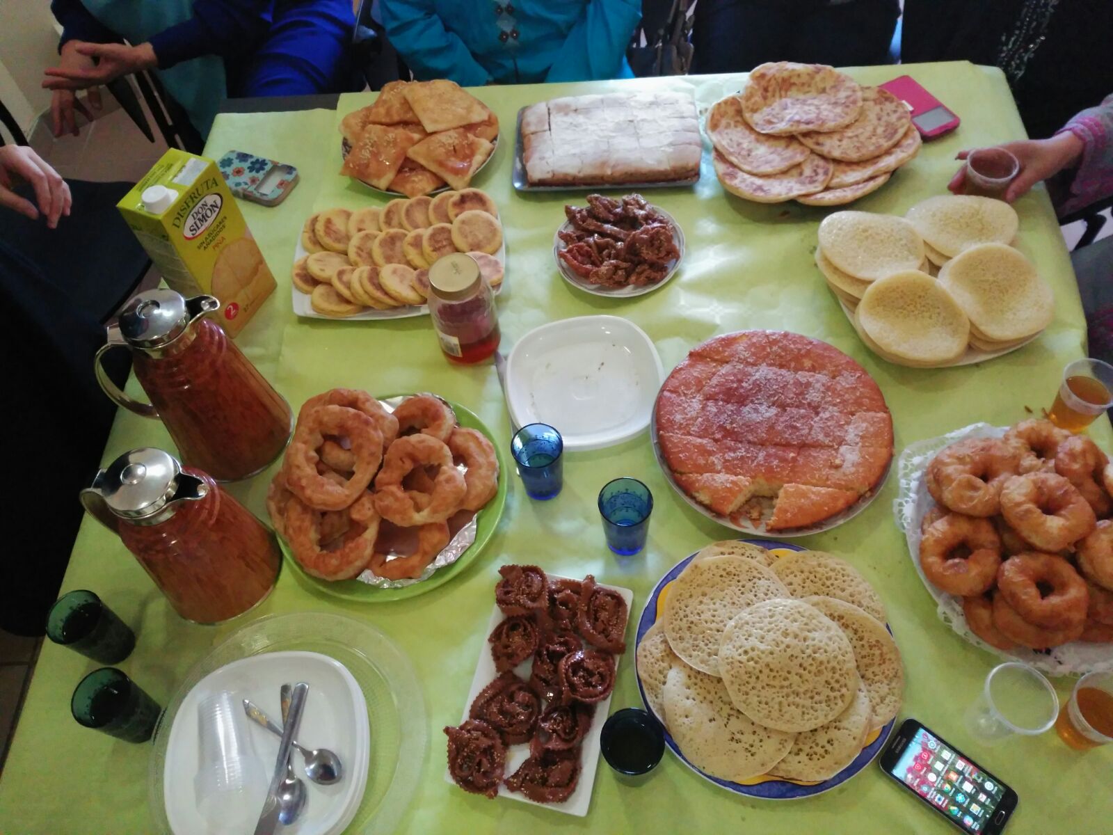 Comida preparada por las mujeres asistentes