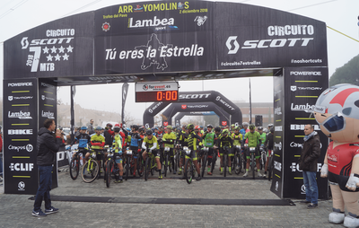 En torno a 800 ciclistas de diferentes categorías participan en el Trofeo del Pavo de Arroyomolinos