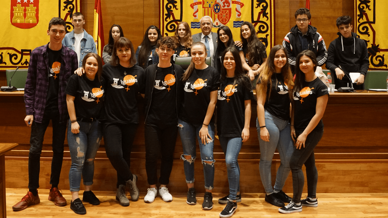  Los jóvenes de Arroyomolinos hablan de igualdad en el Salón de Plenos del Ayuntamiento 