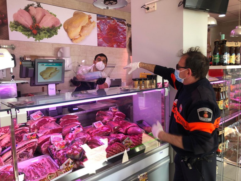 El Ayuntamiento reparte mascarillas, pantallas y batas protectoras entre los comerciantes de las actividades esenciales, que sí están abiertas.