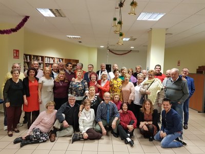 Los mayores de Arroyomolinos celebran la Noche de Reyes con roscón y chocolate