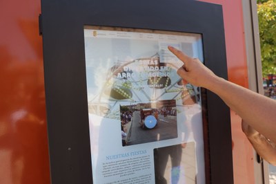 Situado en la Plaza de España, junto al antiguo Ayuntamiento. Vecinos y visitantes podrán consultar de forma rápida e intuitiva toda la oferta cultural, medioambiental, deportiva e histórica del municipio. 