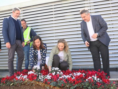 La consejera de Medio Ambiente, Vivienda y Agricultura, Paloma Martín, ha visitado hoy el municipio. Esta iniciativa permite un ahorro del 10% en el consumo energético de los bloques, así como una mejora en la huella de carbono y la calidad del aire. Supone una inversión de más de 250.000 euros.