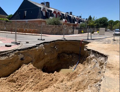 Una fuga de agua en la red de alcantarillado, origen del socavón del cruce de las calles Sierra Guadarrama con Sierra de Cazorla