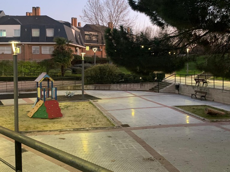 Concluyen los trabajos de mejora de la iluminación nocturna en un parque y una zona de paseo en La Rinconada 