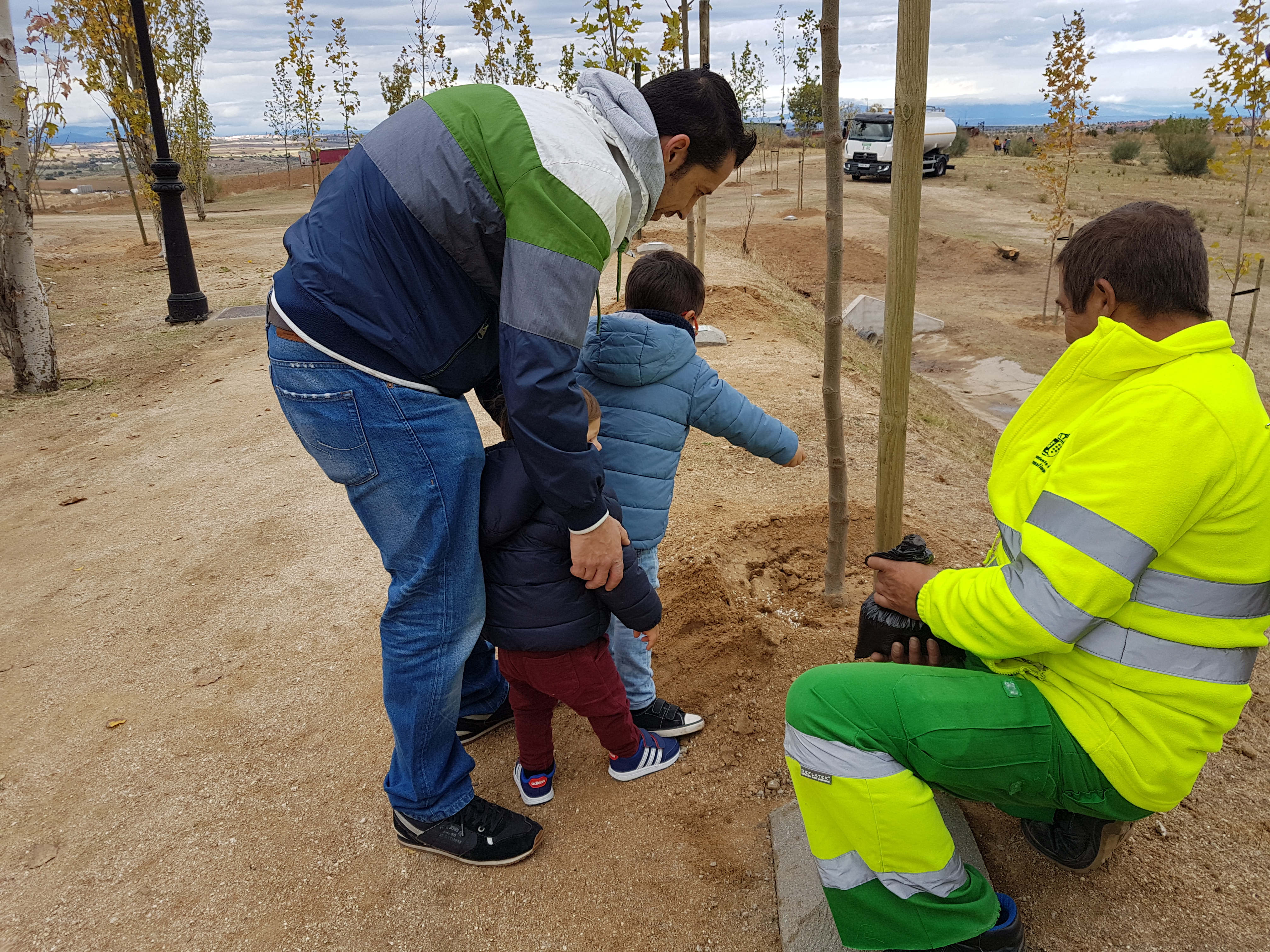 Arroyomolinos ha homenajeado a 381 y en 2017 con la campaña “Un niño, un árbol” — Ayuntamiento de Arroyomolinos