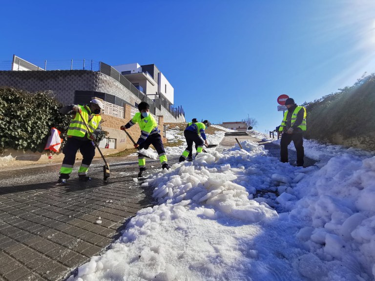 Tras retirar ramas y árboles caídos en el casco urbano y la limpieza de imbornales y arquetas, el Ayuntamiento pide a los vecinos extremar la precaución ante las lluvias y el viento de las próximas 48 horas