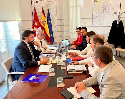 El Ayuntamiento se reúne con la Comunidad de Madrid para hacerle traslado de las necesidades del municipio. Se han presentado a la consejería de Transportes e Infraestructuras los resultados de la Encuesta de Satisfacción y el Plan Estratégico de Mejora y Ampliación del Transporte Público de Arroyomolinos. Asimismo, se analizó el borrador del Plan de Movilidad (PMUS).