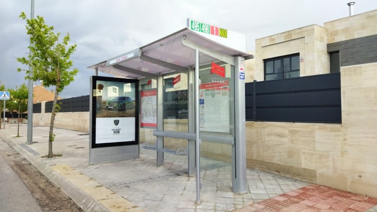 Arroyomolinos dispone ya de nuevas marquesinas y postes informativos en sus paradas de autobús