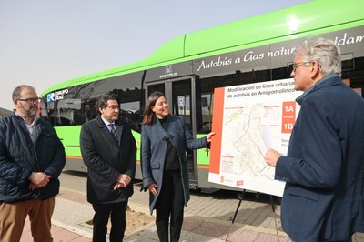 El consejero de Trasportes e Infraestructuras, David Pérez, ha visitado hoy el municipio. A partir de hoy la L1 urbana circulará en doble sentido, con 33 expediciones entre las 06:30 y las 22:30 horas. “Seguimos apostando por una red de trasportes de calidad que crezca al ritmo que lo hace Arroyomolinos”, ha afirmado la alcaldesa. 
