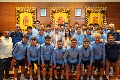 El Ayuntamiento celebra con el CDM Arroyomolinos su ascenso a Preferente
