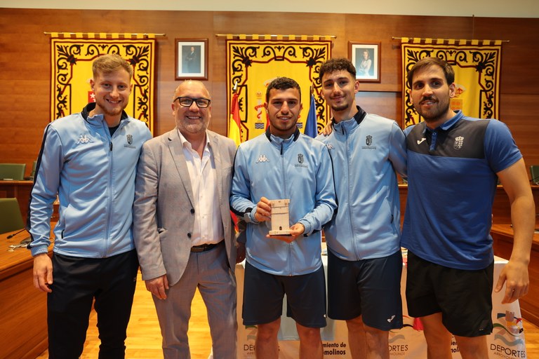 El Ayuntamiento celebra con el CDM Arroyomolinos su ascenso a Preferente