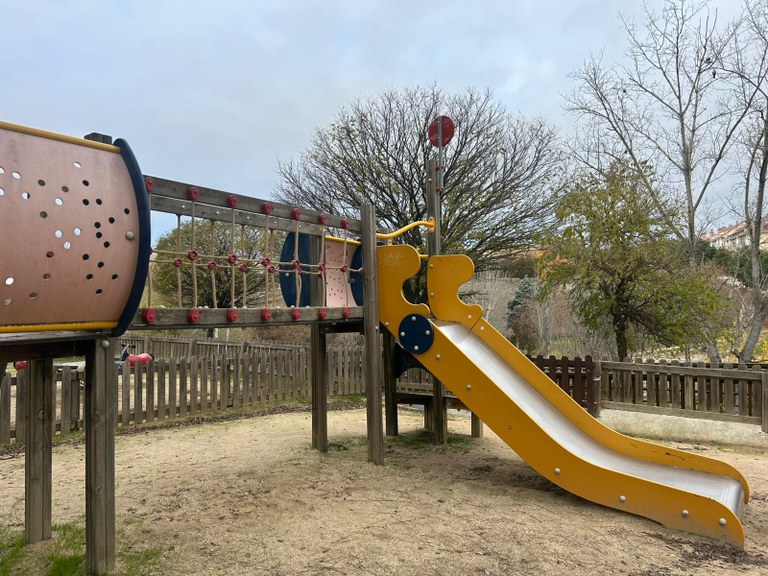 El Ayuntamiento de Arroyomolinos licita la renovación de 33 áreas infantiles