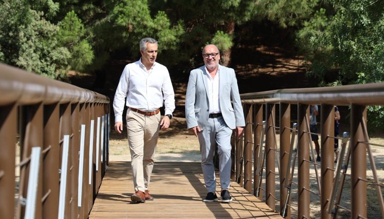 El consejero de Medio Ambiente y el alcalde Quiroga estrenan la pasarela que cruza el arroyo de la Arroyada