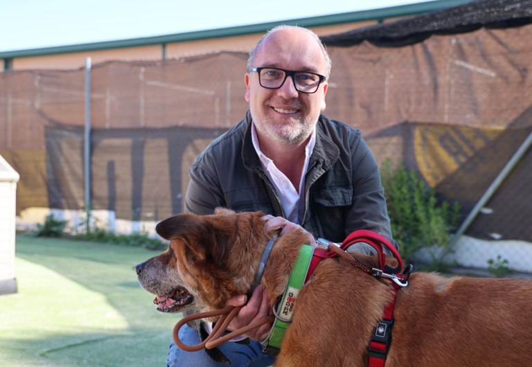 Quiroga anima a las familias a adoptar un animal de la protectora de Arroyomolinos